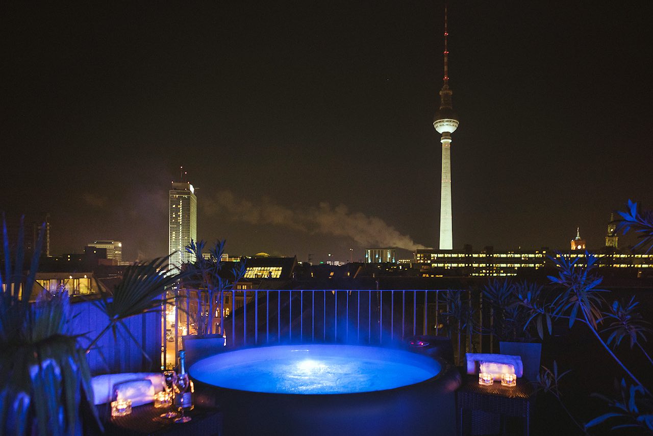 Weinmeister Berlin-Mitte rooftop hot tub at night copy