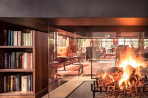 Hotel Orania Berlin - lounge area with fireplace of berlin hotel bars