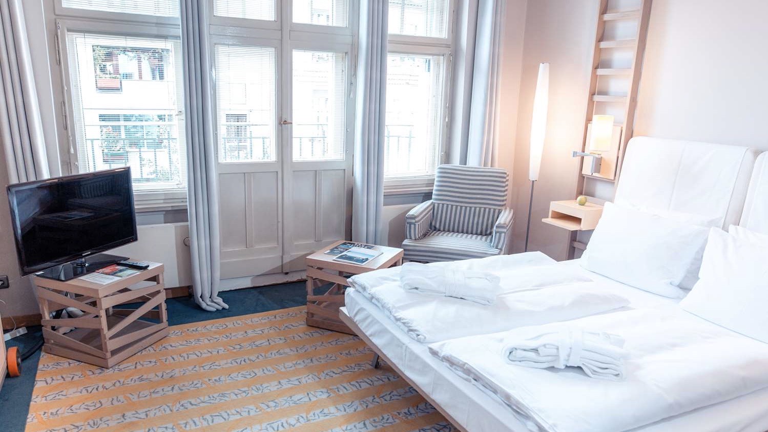 Hotel Bleibtreu Berlin by Golden Tulip bedroom with city views 